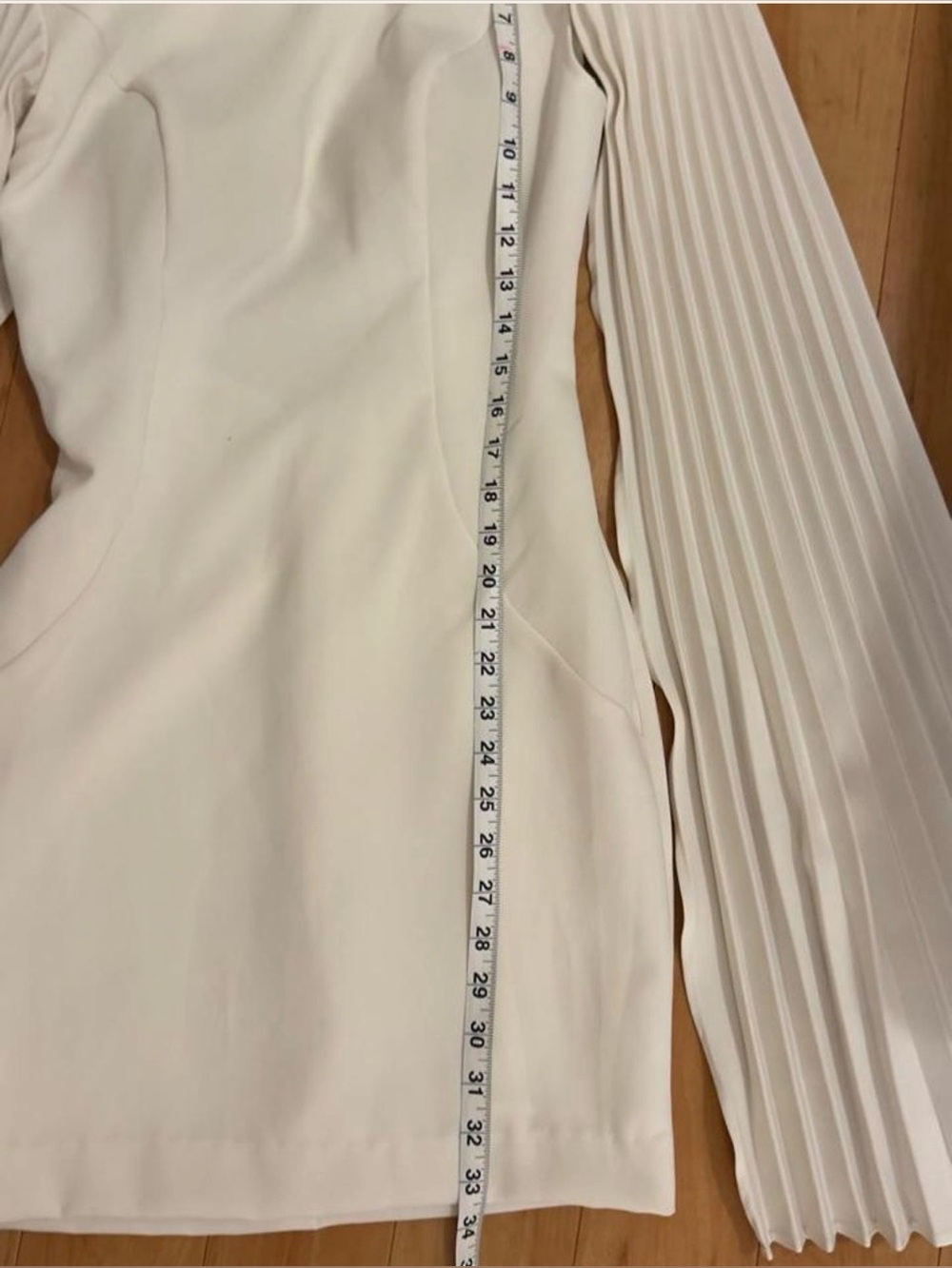 White Jovani dress with pleated sleeves, like a cap almost. And it has open back - Picture 4 of 8